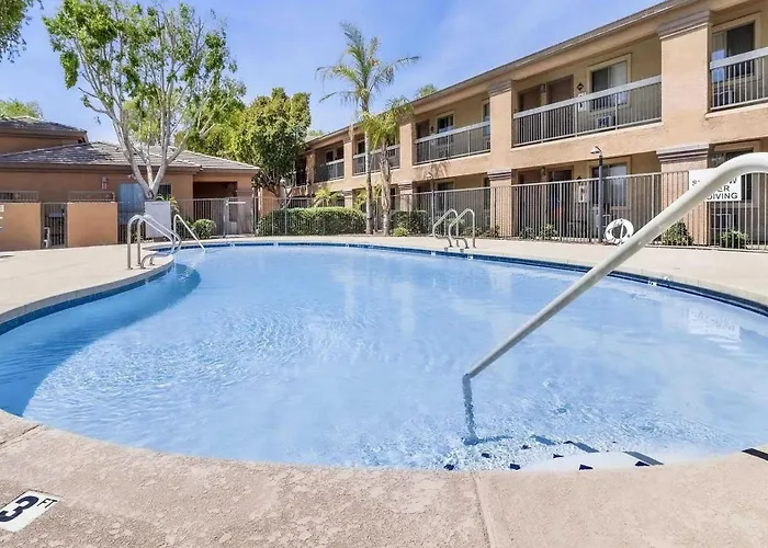 Apartment Pool & Gym Access For 2