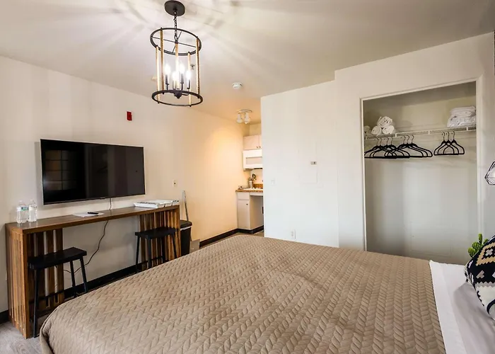 Apartment Pool & Gym Access For 2 *
