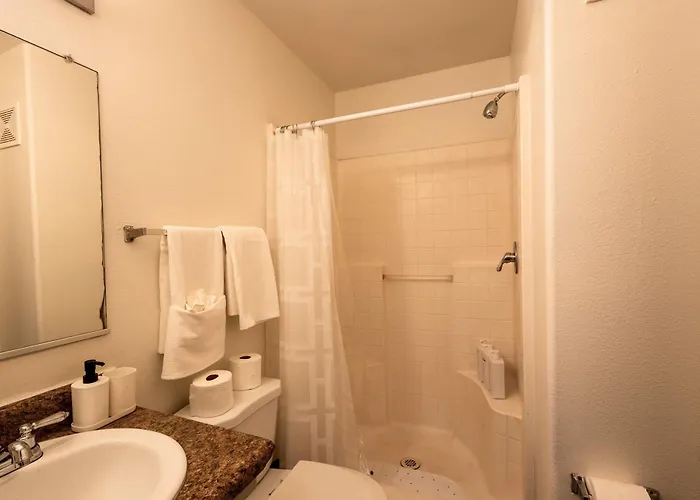 Pool & Gym Access For 2 Apartment *