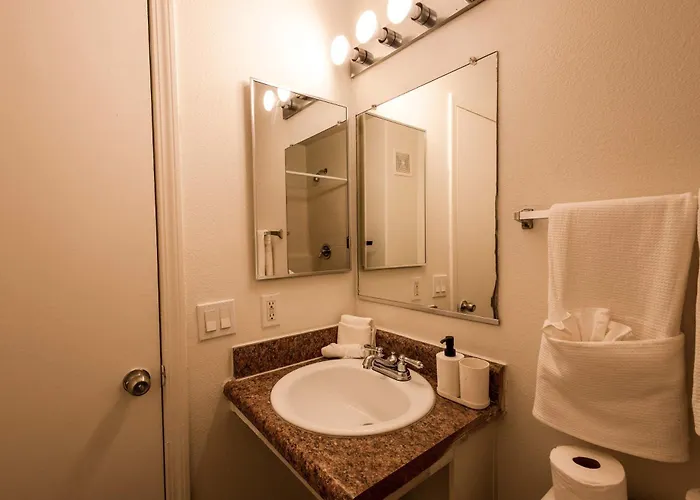 Apartment Pool & Gym Access For 2 *