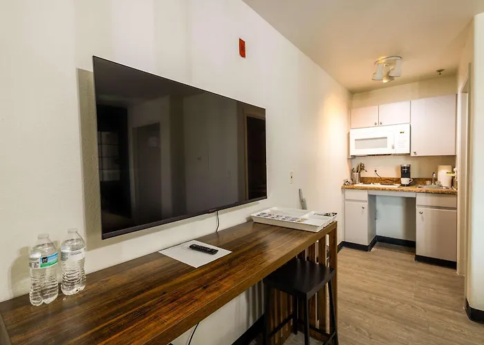 Apartment Pool & Gym Access For 2 *