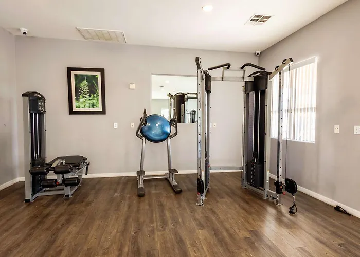 Apartment Pool & Gym Access For 2 *