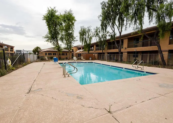 Apartment Pool & Gym Access For 2